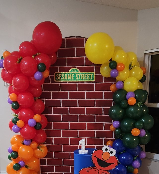 Elmo themed balloon garland setup